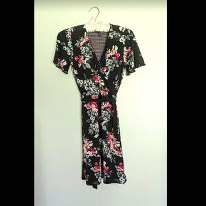 2-in-1 WHBM REVERSIBLE Floral to Geometric v-neck dress